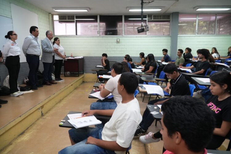 Aspirantes a ingresar a la UAT presentan examen CENEVAL