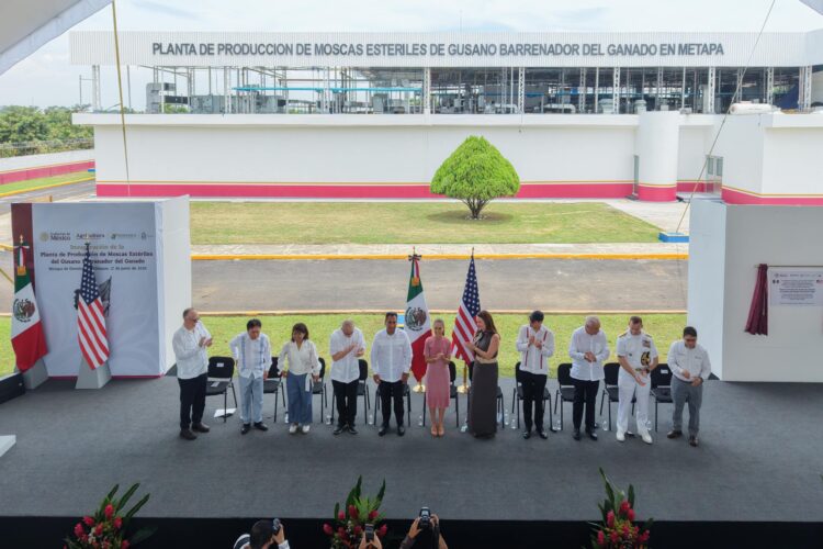 Gobiernos de México y EU inauguran en Chiapas planta de moscas estériles del gusano barrenador del ganado