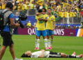 Brasil, con gol de último minuto vence 2-1 a Japón y logra pase milagroso a octavos