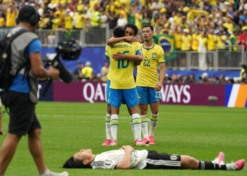 Brasil, con gol de último minuto vence 2-1 a Japón y logra pase milagroso a octavos