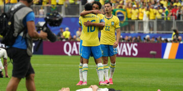 Brasil, con gol de último minuto vence 2-1 a Japón y logra pase milagroso a octavos