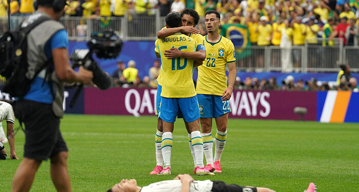 Brasil, con gol de último minuto vence 2-1 a Japón y logra pase milagroso a octavos