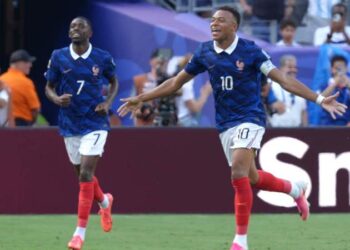 Francia golea 3-0 a Suecia con doble de Kylian Mbappé