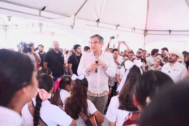 Américo y María de Villarreal llevan la brigada Transformando Familias a González