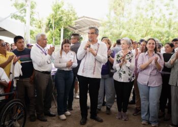 Américo y María de Villarreal llevan apoyos y servicios a las familias de Antiguo Morelos