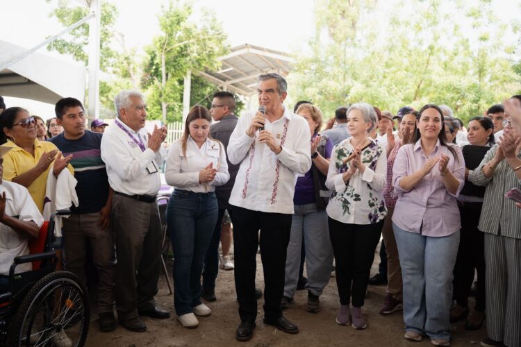 Américo y María de Villarreal llevan apoyos y servicios a las familias de Antiguo Morelos