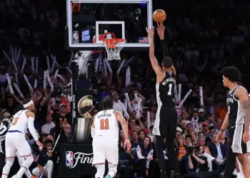 Spurs de San Antonio ganan 115-111 a Knicks en Nueva York; respiran al colocarse1-2