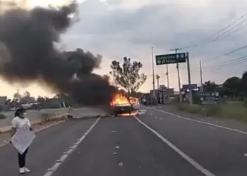 Queman vehículos tras muerte de menor