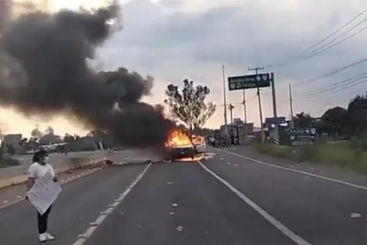 Queman vehículos tras muerte de menor
