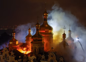 Ataque masivo ruso contra Kiev deja once muertos e incendia la histórica Catedral de la Dormición