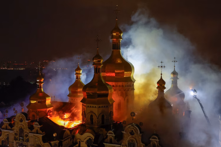 Ataque masivo ruso contra Kiev deja once muertos e incendia la histórica Catedral de la Dormición