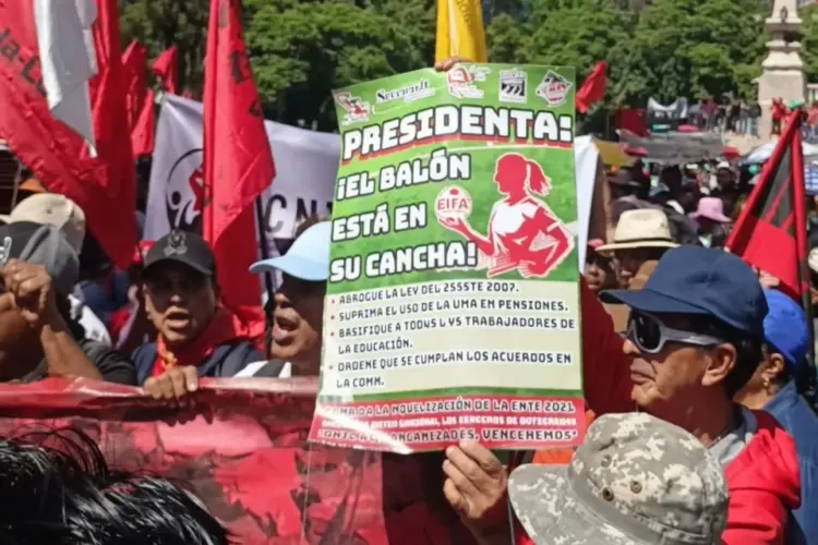En pleito con CNTE, justifica Gobierno que ya aumentó sueldo a maestros