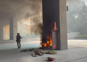 CNTE vandaliza sede de la SEP