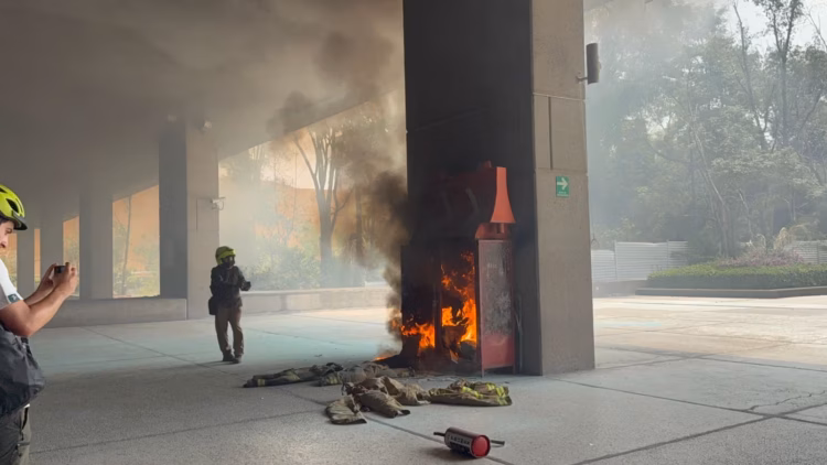 CNTE vandaliza sede de la SEP
