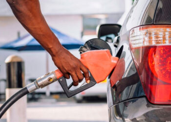 Trump exige reducir el precio de la gasolina a 2.50 dólares por galón