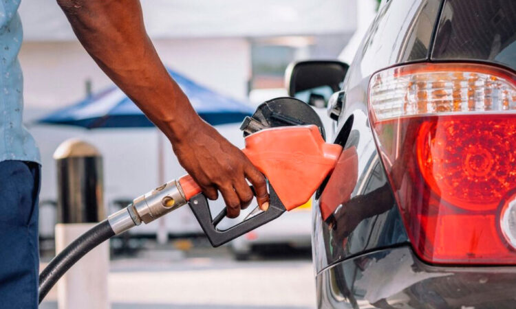 Trump exige reducir el precio de la gasolina a 2.50 dólares por galón