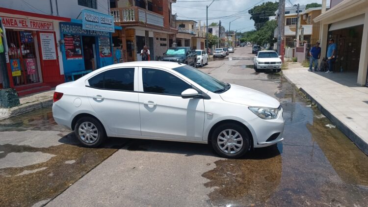 Protestan contra Comapa Tampico por fugas de drenaje