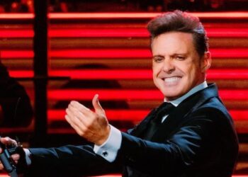 Luis Miguel regresa a México tras hospitalización en Nueva York