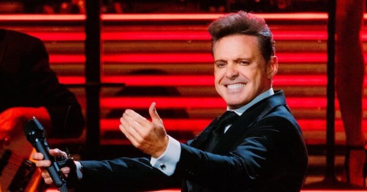 Luis Miguel regresa a México tras hospitalización en Nueva York