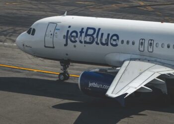 Avión de JetBlue impacta contra un dron en pleno vuelo
