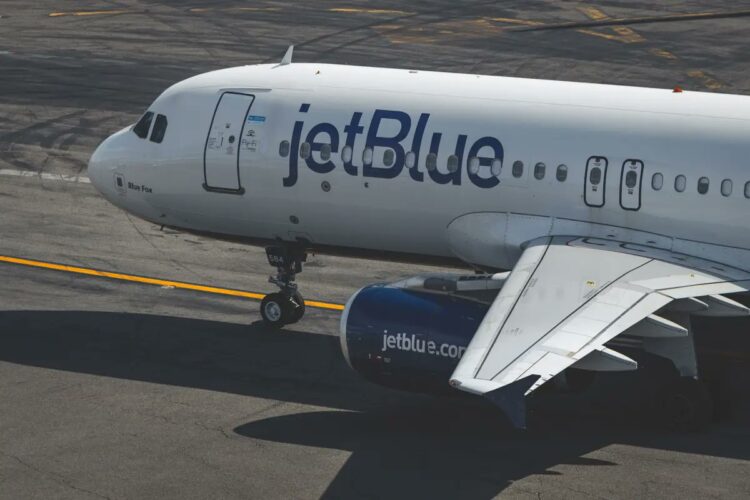 Avión de JetBlue impacta contra un dron en pleno vuelo