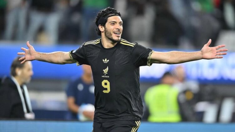 Raúl Jiménez define su futuro entre el Fulham, el Tri y el interés del América