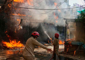 Incendio en hotel de la India deja al menos 20 muertos en Nueva Delhi