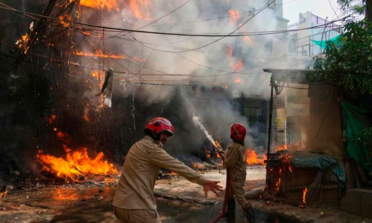 Incendio en hotel de la India deja al menos 20 muertos en Nueva Delhi