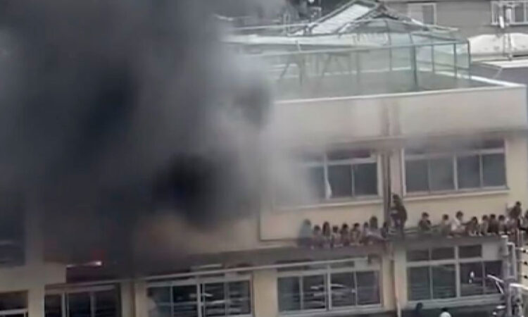 Incendio en una escuela de Japón deja un saldo de diez personas heridas