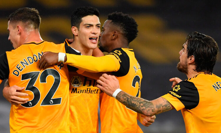 El delantero mexicano Raúl Jiménez descarta al América y volverá con los Wolves