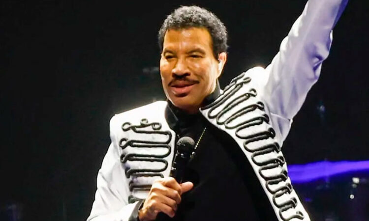 Lionel Richie abandona concierto en Minnesota por malestar