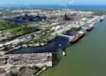 Marina detecta hidrocarburo; Pemex lo niega