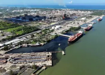 Marina detecta hidrocarburo; Pemex lo niega
