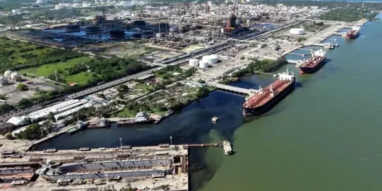 Marina detecta hidrocarburo; Pemex lo niega