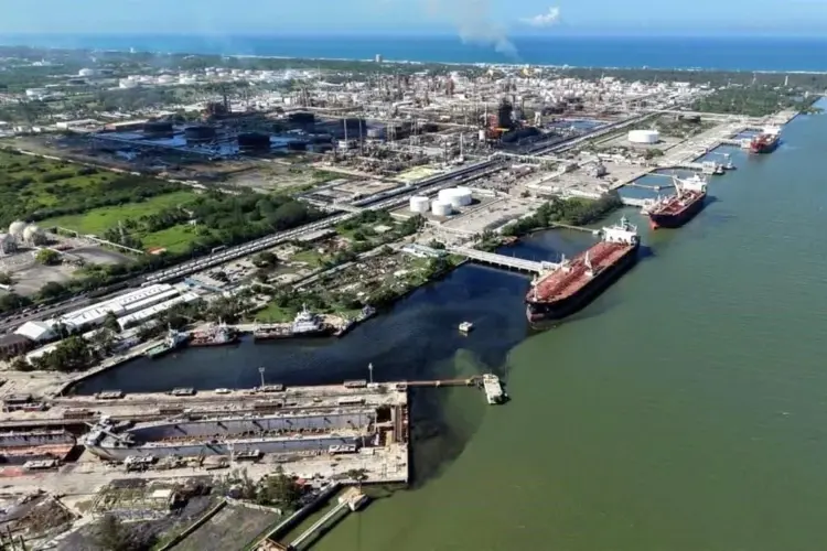 Marina detecta hidrocarburo; Pemex lo niega