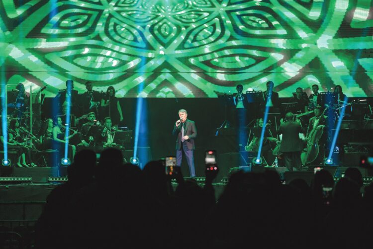 José María Napoleón y Mocedades brillan en Arena Monterrey
