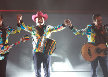 Los Tigres del Norte celebran su debut en el Estadio GNP