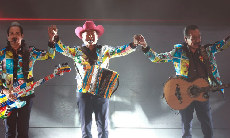 Los Tigres del Norte celebran su debut en el Estadio GNP