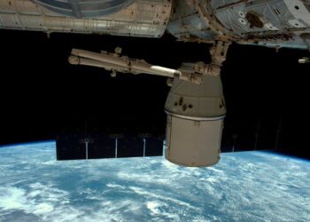 La NASA ordena a la tripulación de la Estación Espacial Internacional refugiarse en la nave Dragon por una fuga de aire