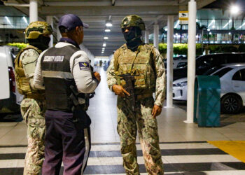 Dos heridos y dos detenidos tras un ataque armado en el aeropuerto de Guayaquil