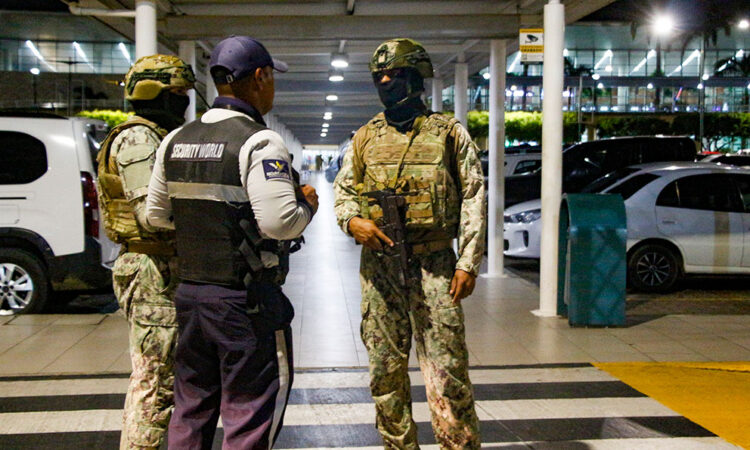 Dos heridos y dos detenidos tras un ataque armado en el aeropuerto de Guayaquil