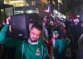 Aficionados de la Selección Mexicana llevan serenata previo al partido ante Ecuador