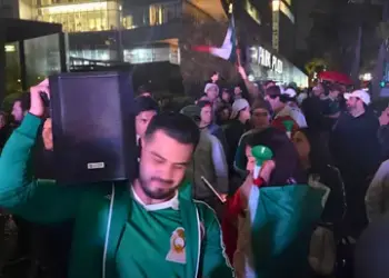 Aficionados de la Selección Mexicana llevan serenata previo al partido ante Ecuador