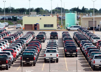 Desmantelan red en Colorado que robaba autos de lujo para enviarlos a México
