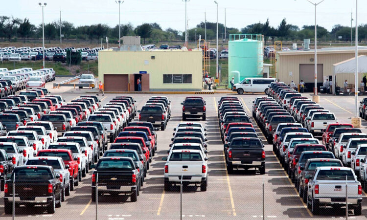 Desmantelan red en Colorado que robaba autos de lujo para enviarlos a México