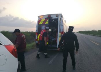 Mujer sufre crisis asmática en carretera