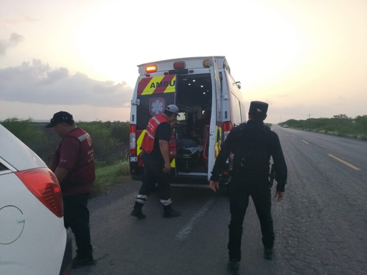 Mujer sufre crisis asmática en carretera