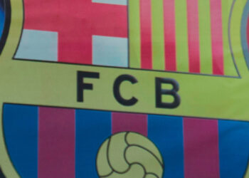 El Barcelona cambia de estrategia y descarta el fichaje de un defensa central