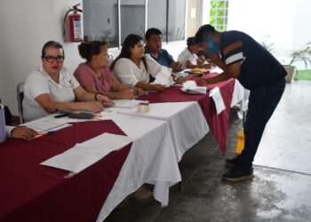 Pagan becas a personal de Seguridad