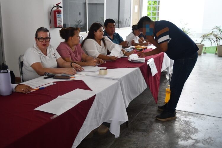 Pagan becas a personal de Seguridad